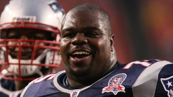 1200px-Vince-Wilfork_8-28-09_Patriots-vs-Redskins
