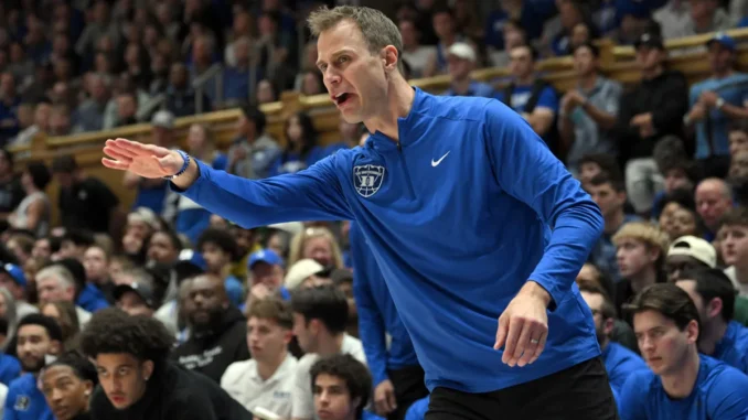 Duke-basketball-coach-Jon-Scheyer-instructs-team
